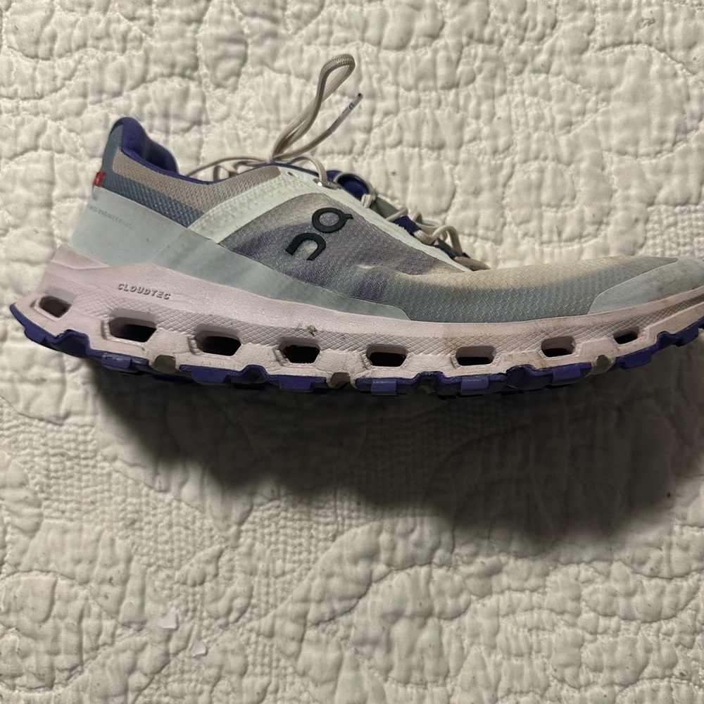 Women’s On Clouds Size 9.5 Cloudvista Frost - image 2